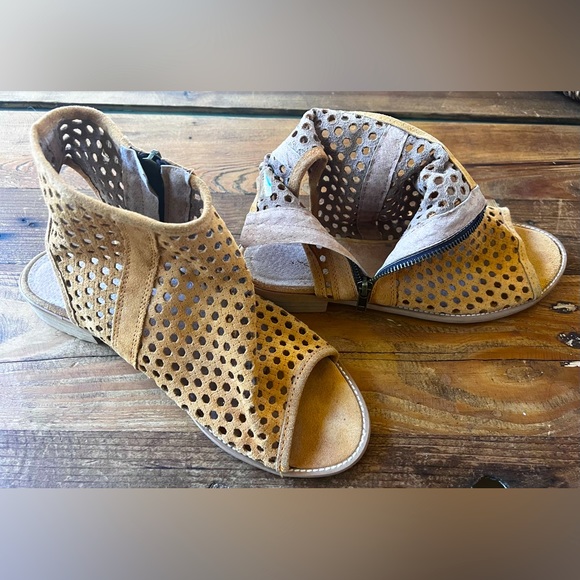 Anthropologie Musse and Cloud Aira Sandals - Picture 2 of 3